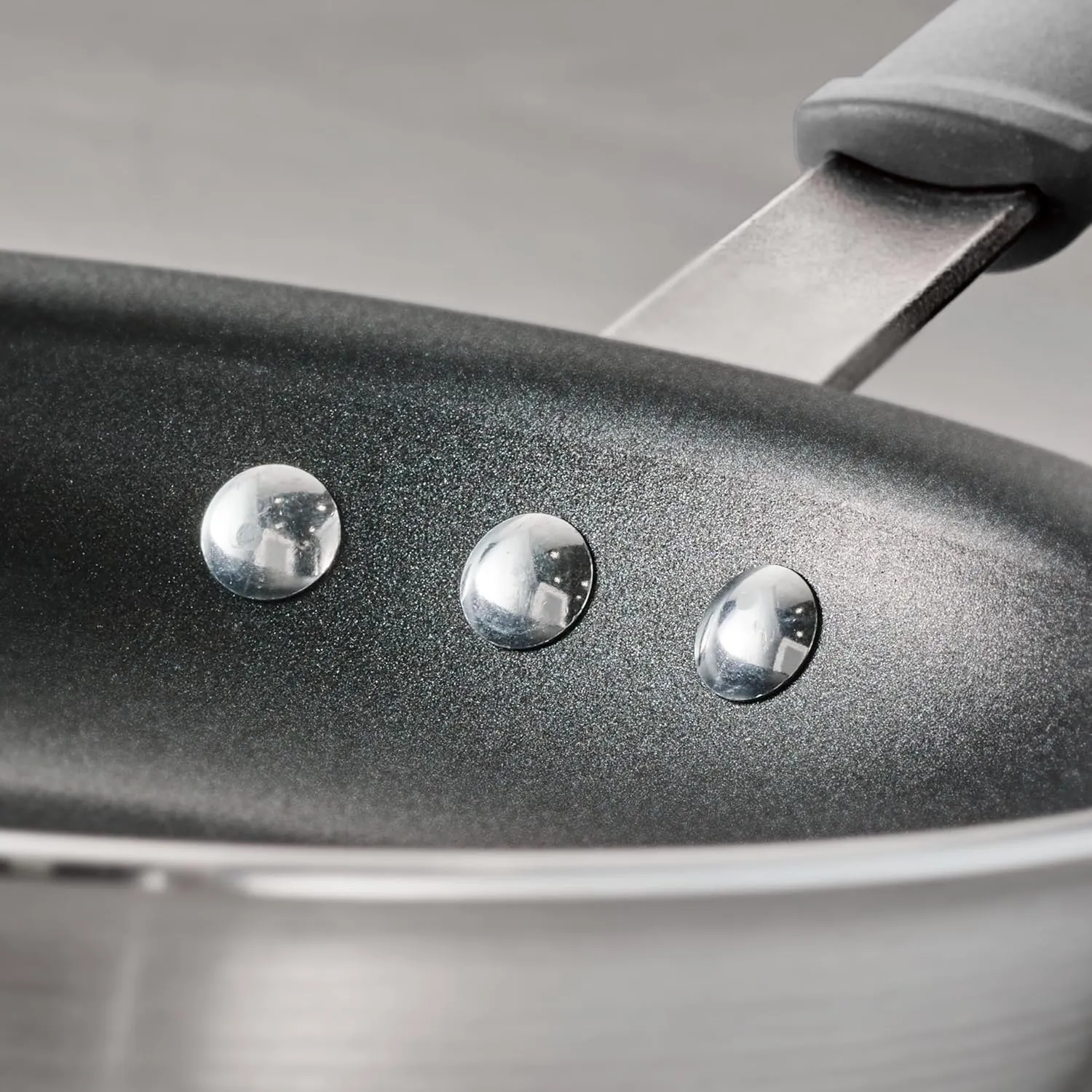 Tramontina Professional 8-Inch Non Stick Small Frying Pan, Heavy-Gauge Aluminum Skillet with Reinforced Nonstick Coating, Gray Handle, Dishwasher and Oven Safe